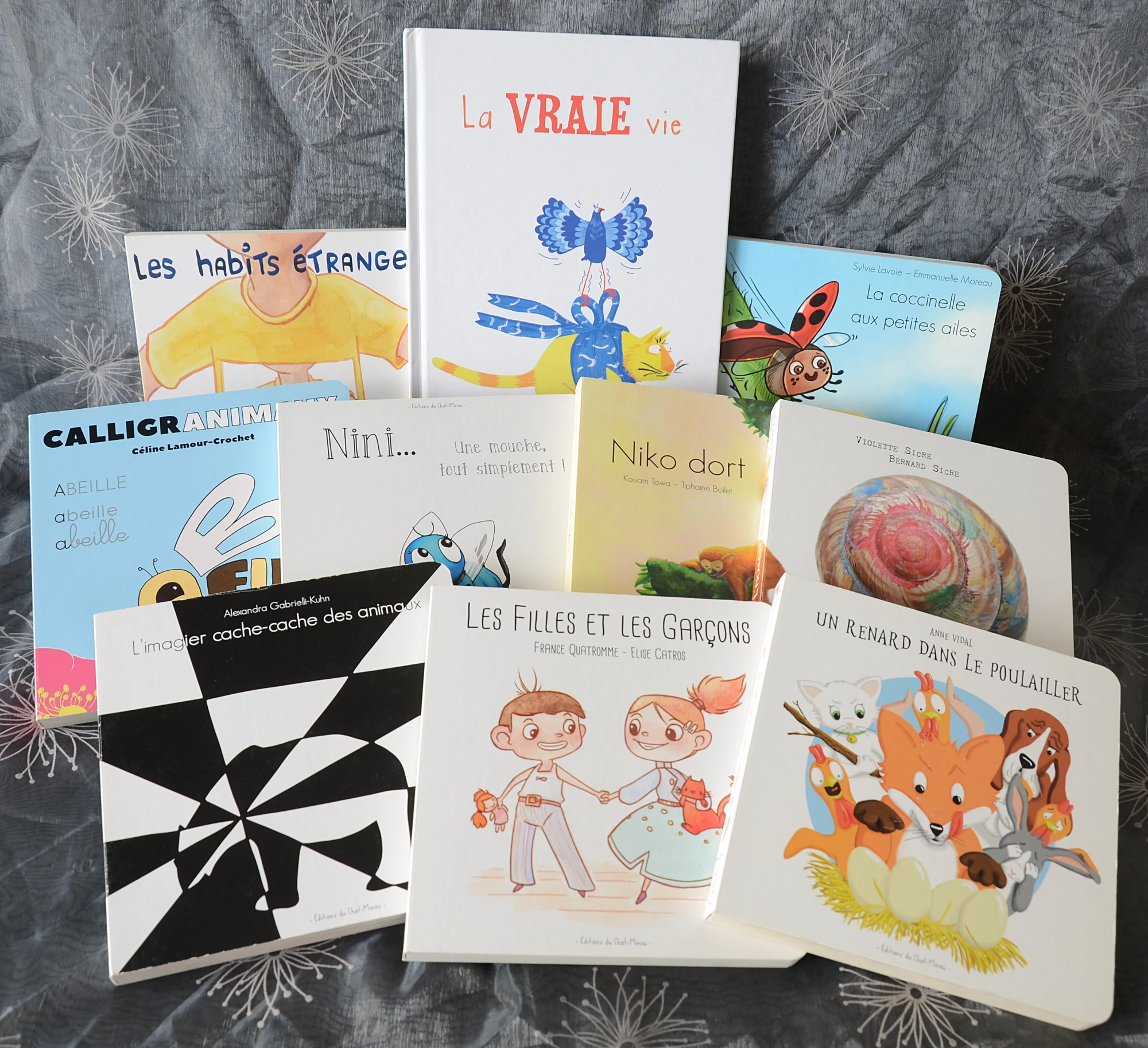 Photographie de la collection complète — les 10 livres des Éditions du Chat-Minou